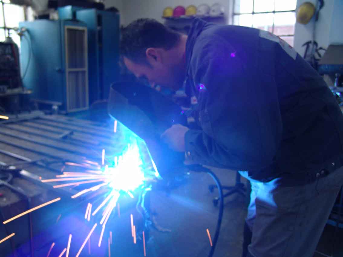 Schweißarbeiten in der Werkstatt von Götemann Metallbau in Detmold-Mosebeck